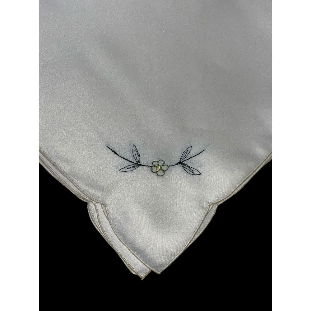 Dinner Napkins Cloth 17"x17" Ivory‎ With A Flower Embroidered In 1 Corner.